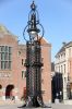 Eén van de lantaarns ontworpen door Berlage op het Beursplein (© Walther Schoonenberg)