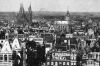Op een panorama van Heinen uit 1894 (detail) is Hirsch de enige hoogbouw in de Leidsestraat. Zie verder de kerktorens van de Oude Kerk en de Krijtberg.