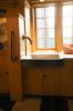 Waterpomp en gootsteen in de keuken (© Walther Schoonenberg)