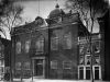 Nieuwe Synagoge met rechts daarvan een mikwe, eveneens uit 1752. Foto ca. 1920 (Jonas Daniël Meijerplein 4)