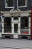 Laat-19de-eeuwse winkelpui met zuilen (© Walther Schoonenberg)