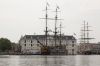 's Lands Zeemagazijn met daarvoor de 'Amsterdam', een replica van een 18de-eeuws VOC-schip, en rechts de 'Clipper Stad Amsterdam', een replica van een 19de-eeuws koopvaardijschip. (© Walther Schoonenberg)