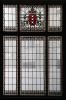 Glas-in-lood-venster in de kleine gerechtszaal (© Walther Schoonenberg)