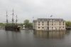's Lands Zeemagazijn met daarvoor de 'Amsterdam', een replica van een VOC-schip (© Walther Schoonenberg)
