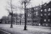Het Emma Kinderziekenhuis aan de Sarphatistraat in 1915. V.r.n.l. de directeurswoning, de oostelijke zijvleugel, het hoofdgebouw van Hamer, de westelijke zijvleugel, het eerste isoleergebouw van Springer (gesloopt) en – moeilijk zichtbaar, vrijstaand – het tweede isoleergebouw, thans Spinozastraat 55 (foto uit tijdschrift Eigen Haard)