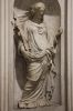 De Rechtvaardigheid (Vrouwe Justitia) tussen de ramen van de Vierschaar (&copy; Walther Schoonenberg)