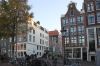 Toegang van de Bakkersstraat aan de Amstel (&copy; Walther Schoonenberg)