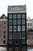Warmoesstraat bij 34 (&copy; Walther Schoonenberg)