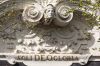 Detail van de topgevel met de huisnaam (&copy; Walther Schoonenberg)
