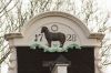 Schaap en jaartal in geveltop (&copy; Walther Schoonenberg)