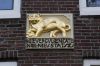 Replica-gevelsteen van Hans 't Mannetje met een kat (&copy; Walther Schoonenberg)