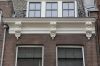 Kroonlijst op het apart verhuurde achterhuis in de Paleisstraat (&copy; Walther Schoonenberg)