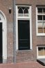 Ingang naar de bovenwoningen (&copy; Walther Schoonenberg)