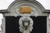 Fronton met afbeelding van een ton (&copy; Walther Schoonenberg)
